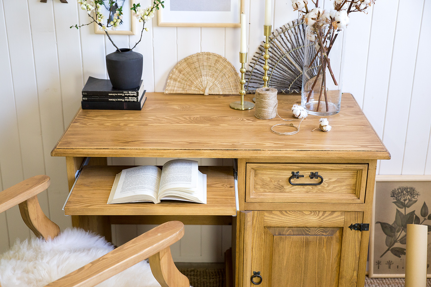 drevený písací stôl s poličkou na klávesnicu