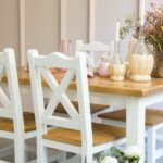drevený biely stôl a stoličky do kuchyne