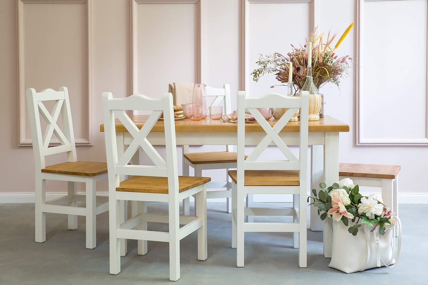 drevený stôl a krížové stoličky