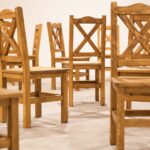drevené krížové stoličky