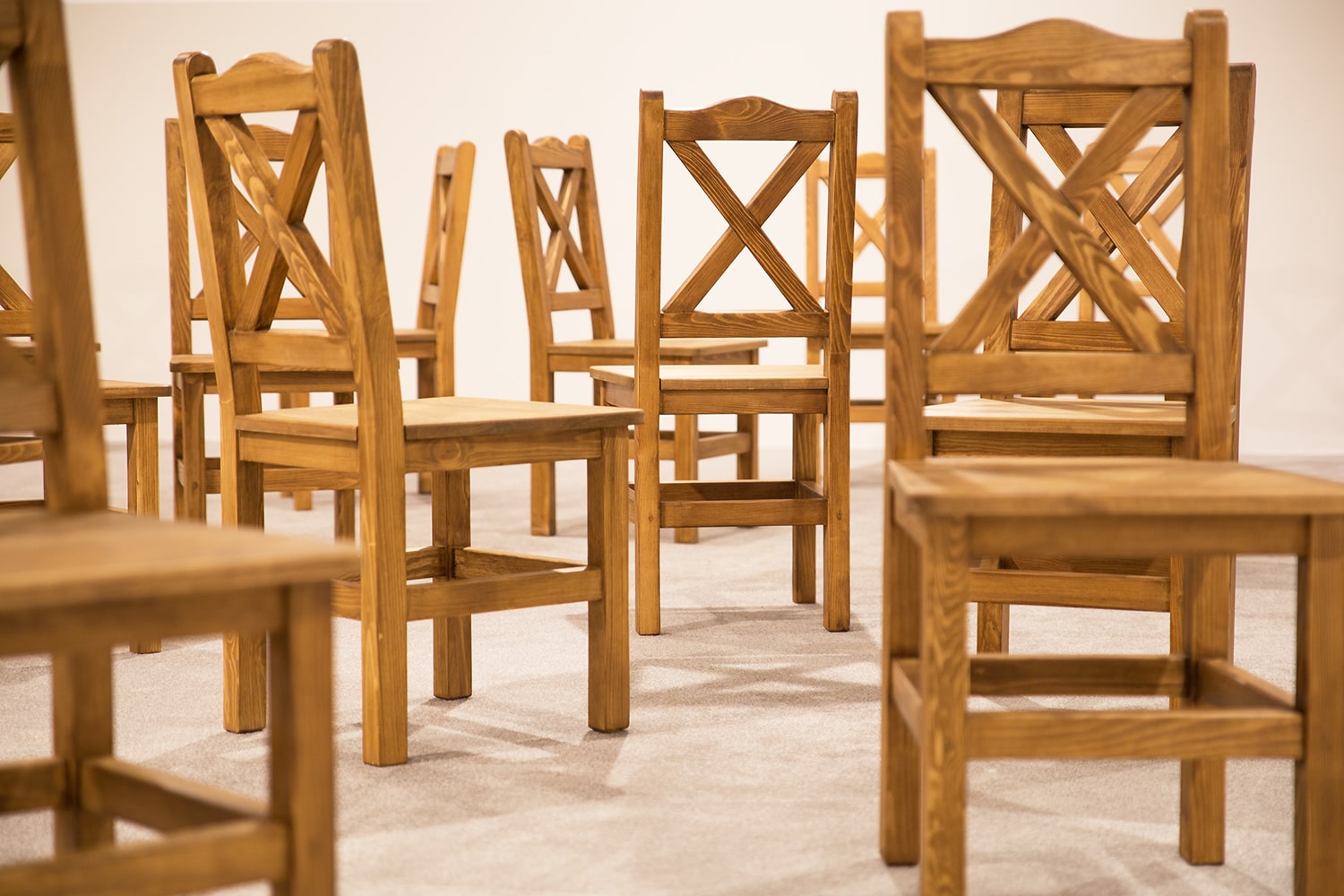 drevené krížové stoličky