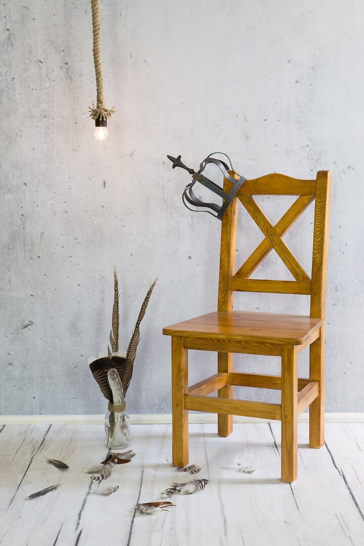 drevena krížova stolička