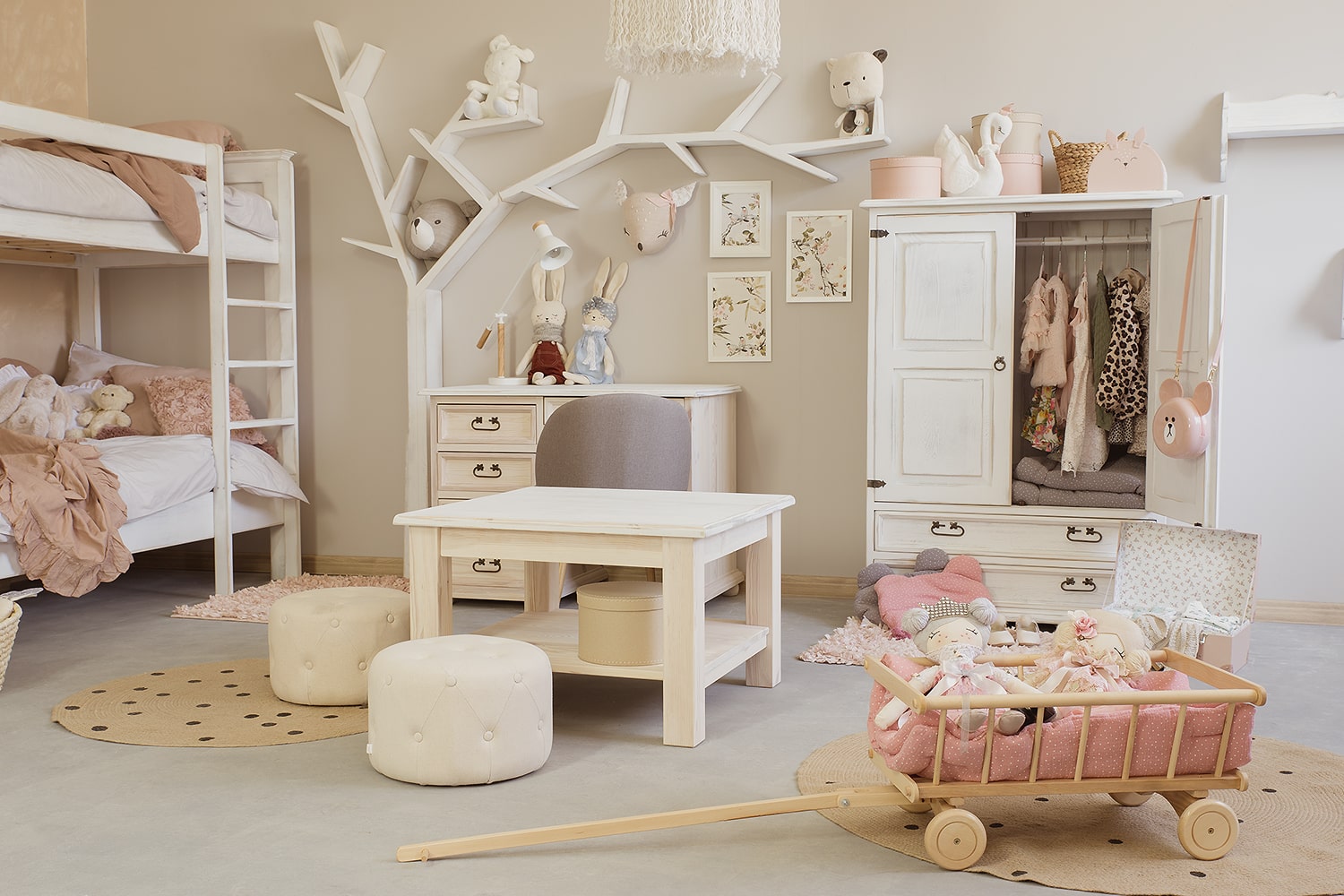 biely drevený nábytok do detskej izby