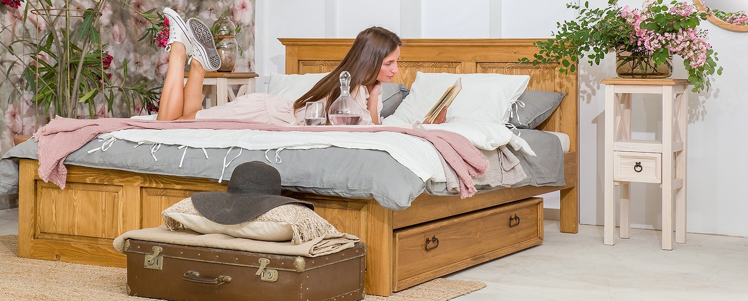 drewniane łóżko woskowane do sypialni