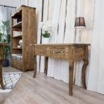 drevený stolík na stenu