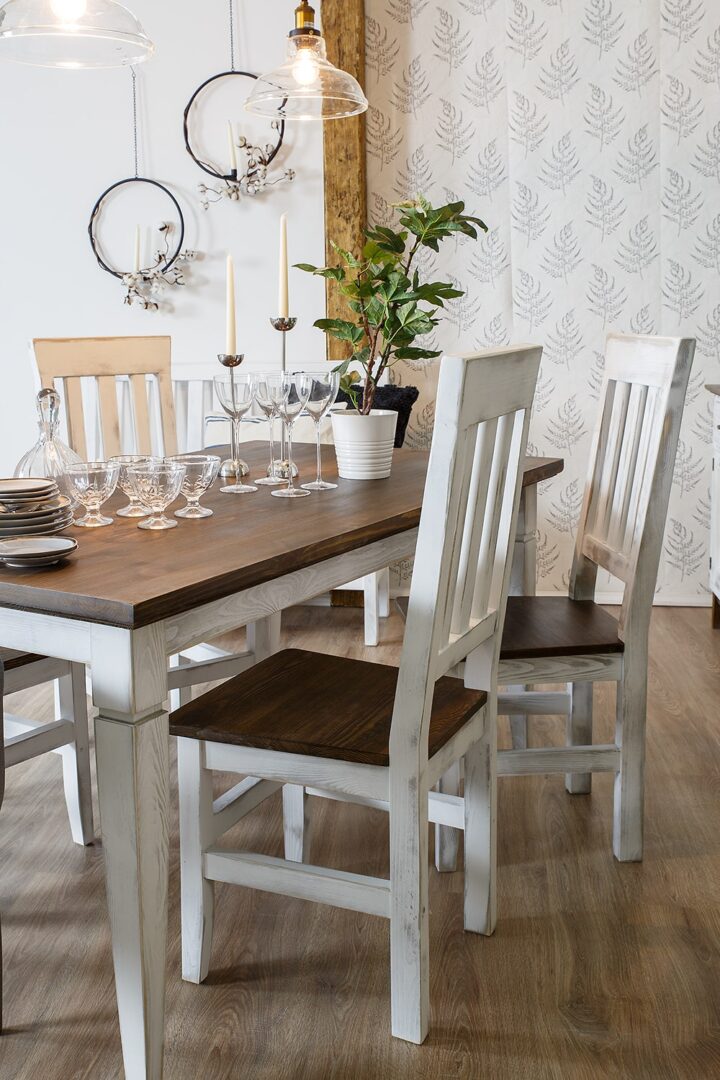 biela drevená stolička škandinávska