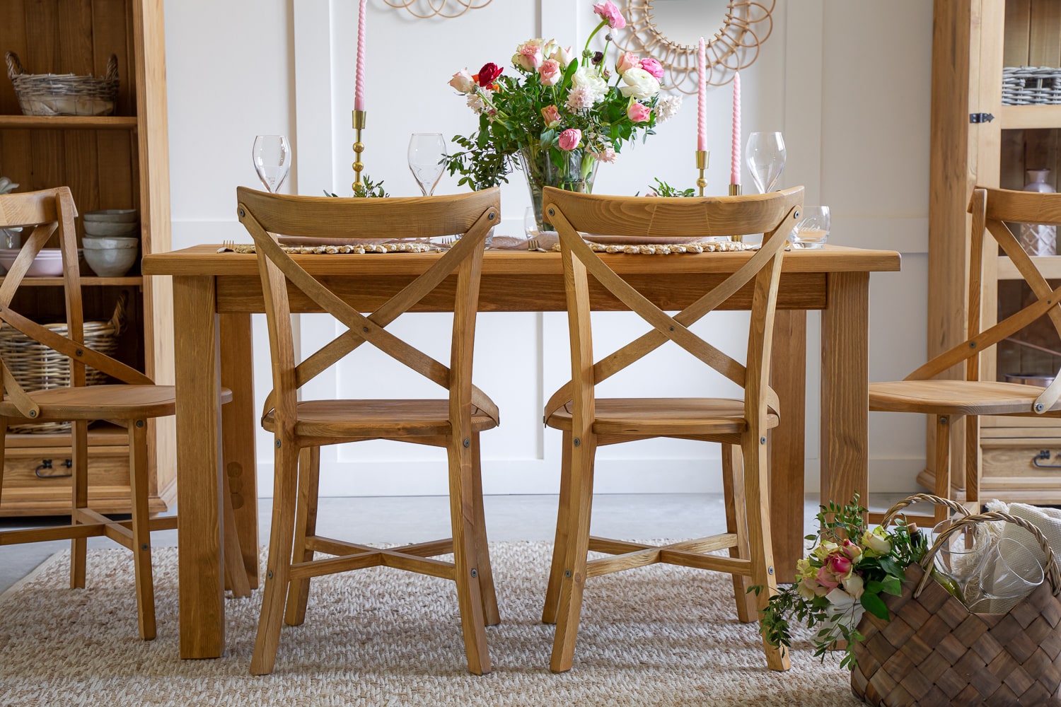 drevený jedálenský stôl a stoličky