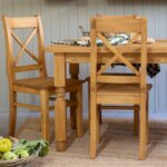 drevené stoly a stoličky
