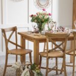drevený jedálenský stôl a stoličky